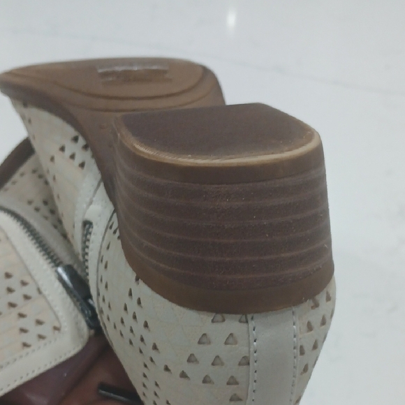 Lucky Brand Perforated Tan Ankle Booties Leather Sz8 Gentle Used - Picture 9 of 10